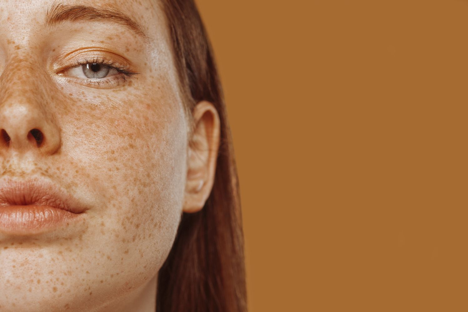 Eine junge Frau mit Sommersprossen im Gesicht